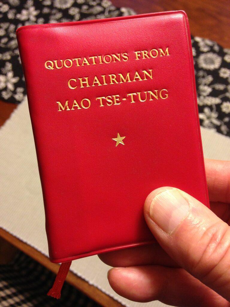 Photo : Mark Mathosian (Flickr) - 1st vest pocket edition 1968 by Peking Press, English version. 
